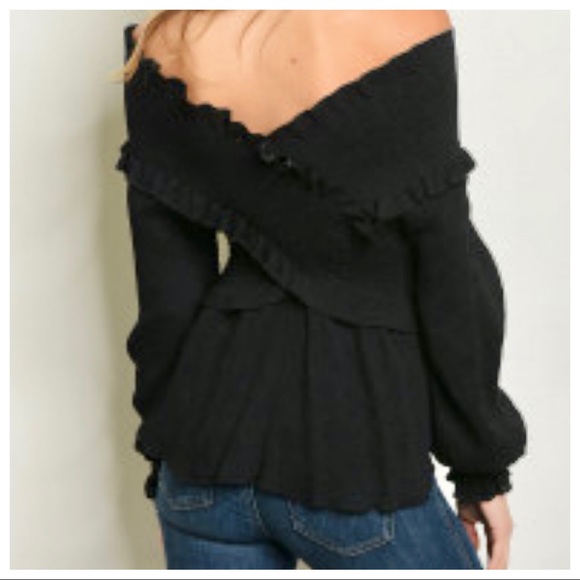 ✨LAST ONE✨Black off the shoulder gathered top - Picture 2 of 3